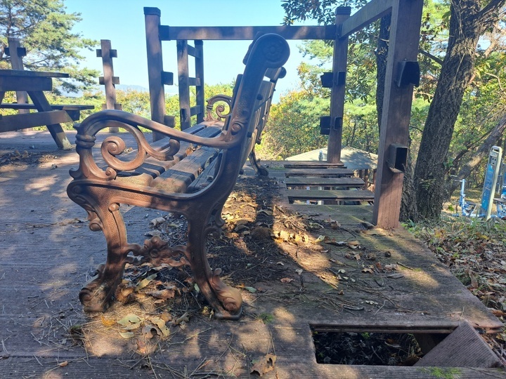 울산 북구 신현동 산 200번지 일원의 무룡산 등산로에 마련된 쉼터의 시설물. 나무 재질로 된 시설물 곳곳이 파손된 상태다.
