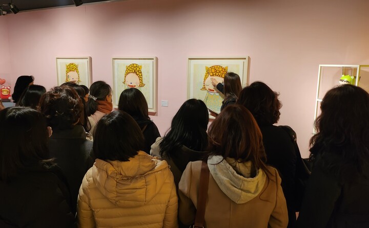 16일 오전 11시 울산 동구 현대예술관 미술관 'Hello, Pop Art 전'에서 예채영 큐레이터의 전시 해설을 30여명의 관람객이 집중해서 듣고 있다.
