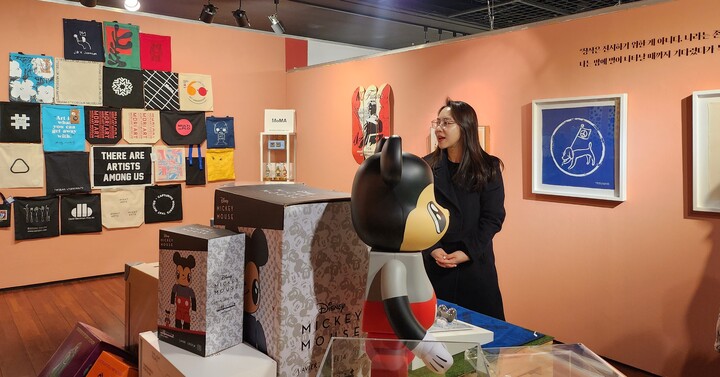16일 오전 11시 울산 동구 현대예술관 미술관 'Hello, Pop Art 전'에서 예채영 큐레이터가 전시 해설을 하고 있다.
