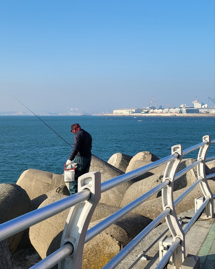 울산 동구 슬도의 테트라포트 위에서 낚시를 하기 위해 올라가 있는 낚시꾼
