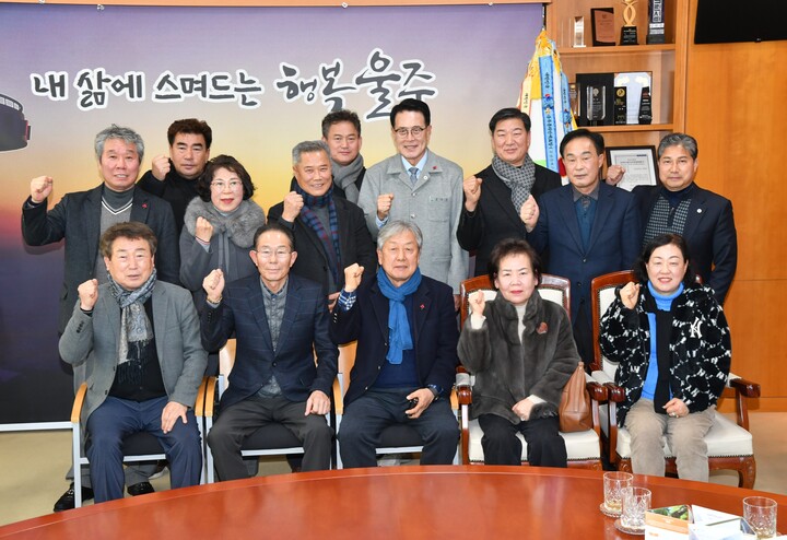 이순걸 울주군수가 25일 군청 소회의실에서 한국무역협회 울산지역본부 기업체협의회 윤철진 회장 일행의 내방을 받고 환담을 나눈 뒤 기념촬영을 하고 있다.
