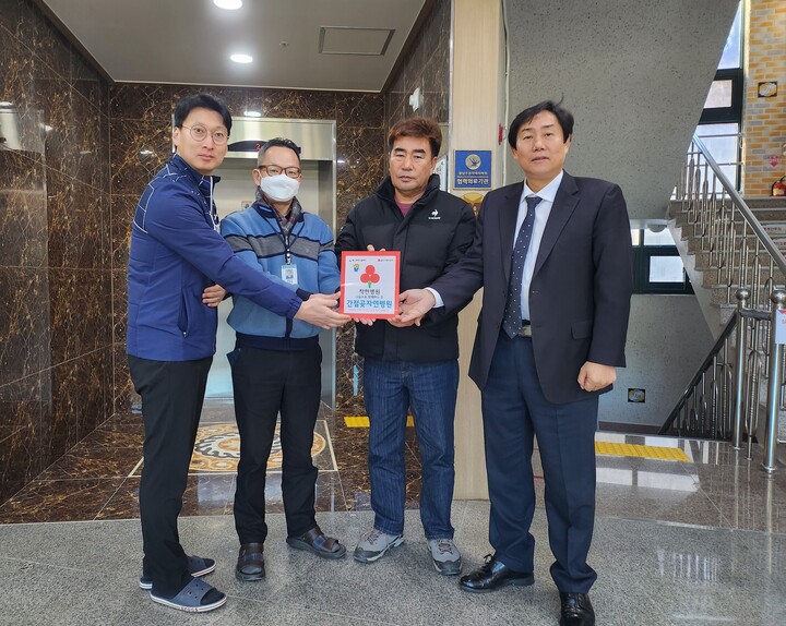 울주군 서생면 지역사회보장협의체가 지난 26일 울산사회복지공동모금회 착한가게에 동참한 간절곶자연병원을 찾아 착한병원 현판을 전달했다.
