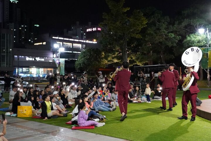 울주문화예술회관은 2023년 첫선을 보인 '잔디마당 작은음악회'를 올해도 이어간다. 사진은 지난해 9월 23일 진행된 잔디마당 작은 음악회' 나팔수의 휴일' 공연 모습.
