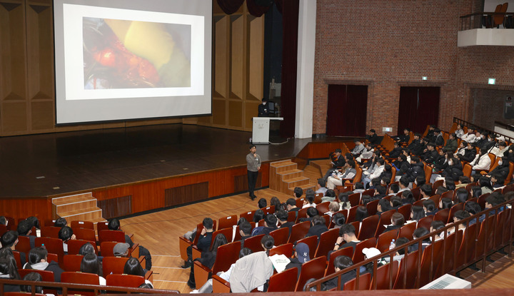 울산대학교는 지난 29일 교내 해송홀에서 고등학교 1,2학년 300명을 대상으로 예비의대생 전공테마캠프를 진행했다. 울산대 제공 
