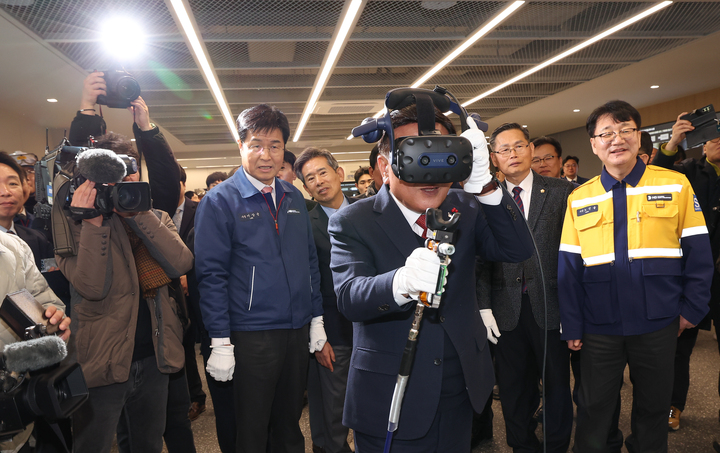 6일 김두겸 울산시장이 HD 현대중공업 뿌리아카데미관 내에 VR도장교육실에서 직접 교육용 VR도장 실습을 해보고 있다. 이수화 기자