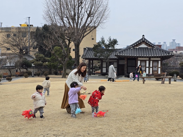울산 중구가 설 명절을 맞아 외솔기념관과 중구 어린이역사과학체험관, 울산동헌 및 내아, 최제우 유허지 동학관에서 전통놀이마당 행사를 개최한다. 사진은 동헌에서 진행되는 제기차기 모습. 울산 중구청 제공
