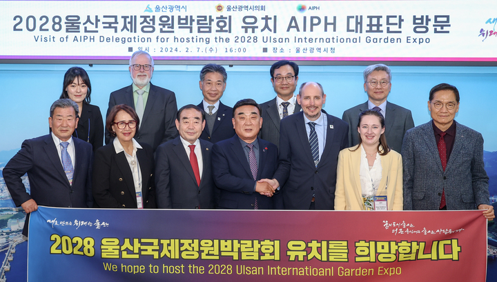 '2028 울산국제정원박람회' 승인기구인 국제원예생산자협회(AIPH) 현지실사단이 현지실사를 위해 7일 울산을 방문했다. 단장인 국제원예생산자협회 팀 브리어클리프 사무총장을 비롯한 현지 실사단은 이날 태화강 국가정원과 삼산·여천매립장을 둘러보며 현지실사를 진행한 후 김두겸 울산시장을 방문해 의견을 나눈 뒤 기념촬영을 하고 있다. 이수화 기자
