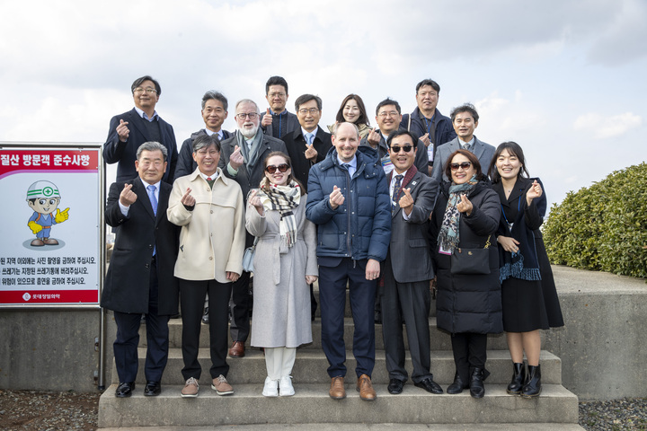 '2028 울산국제정원박람회' 승인기구인 국제원예생산자협회(AIPH) 현지실사단이 삼산·여천매립장을 현장방문하고 기념촬영을 하고 있다. 울산시 제공
