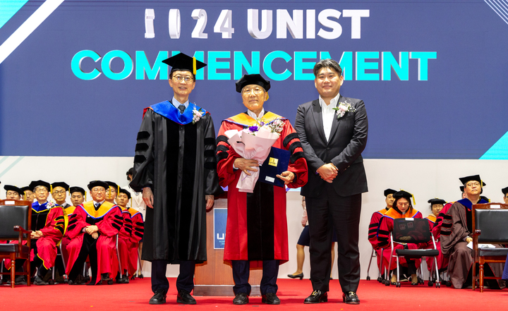 15일 울산 UNIST 캠퍼스 내 실내체육관에서 열린 '2024학년도 학위수여식'에서 이용훈 UNIST 총장이 이준호 덕산그룹 명예회장에게 명예 공학박사학위를 수여한 뒤 기념촬영을 하고 있다. 최지원 기자