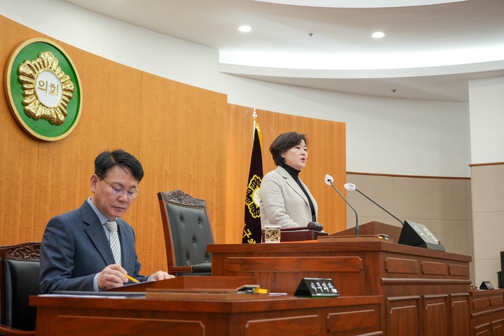 울산북구의회 김정희 의장이 지난 16일 본회의장에서 열린 제216회 임시회 개회식에서 개회사를 하고 있다. 북구의회 제공
