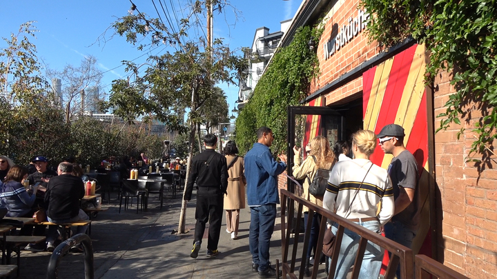 아트 디스트릭트를 찾은 관광객들이 음식점에 줄을 서서 기다리고 있다.
