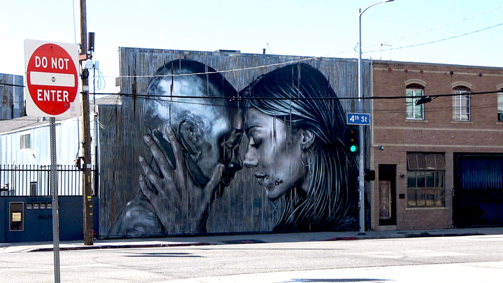  미국 로스엔젤레스(LA)에 아트 디스트릭트 거리에서 수십개의 그래피티가 그려져 있다.
