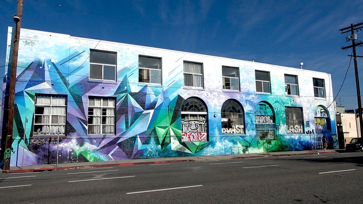  미국 로스엔젤레스(LA)에 아트 디스트릭트 거리에서 수십개의 그래피티가 그려져 있다.
