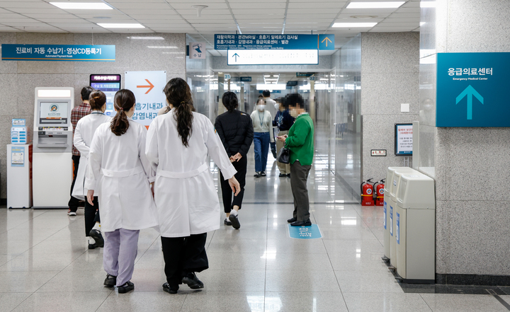 정부의 의대 정원 증원에 반대해 전국적으로 필수의료를 담당하고 있는 전공의들의 무더기 사직서 제출이 일어나고 있는 가운데 울산대학교병원에서도 20일 오후 5시 30분 기준 총 83명의 전공의가 사직서를 제출했다. 이수화 기자
