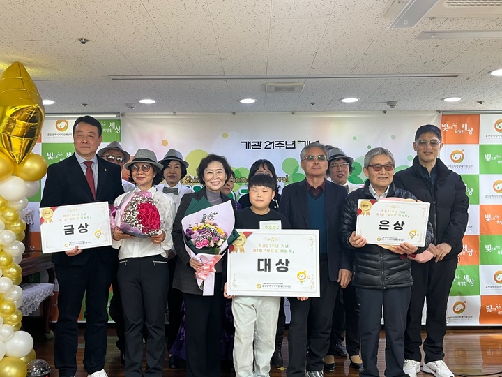 26일 열린 울산광역시 시각장애인복지관(관장 김태남) 개관 21주년을 기념 '빛으로 예능제'수상자들이 기념촬영을 하고 있다.
