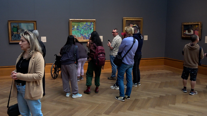 게티 센터를 찾은 관광객들이 반센트 반 고흐의 '아이리스' 등 미술 작품을 관람하고 있다.
