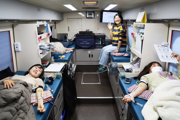 국제위러브유운동본부(회장 장길자·이하 위러브유) 회원들이 지난 26일 중구 울산동천체육관에서 '헌혈하나둘운동'을 실시했다.
