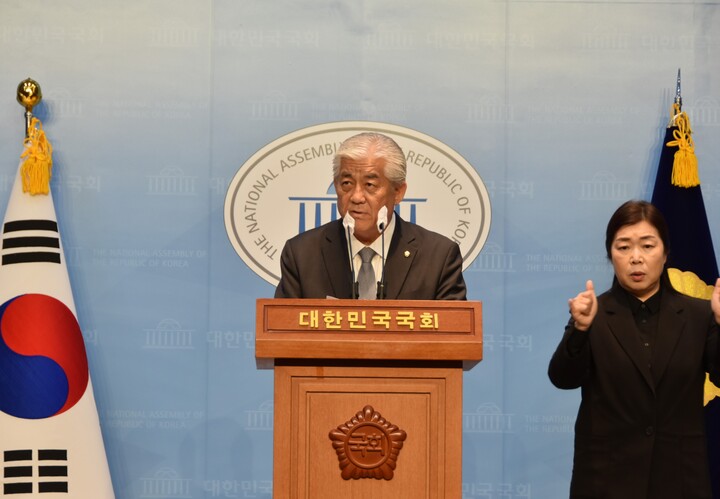 이상헌 의원이 29일 국회 소통관에서 기자회견을 열고 탈당 후 무소속 출마를 선언했다. 
