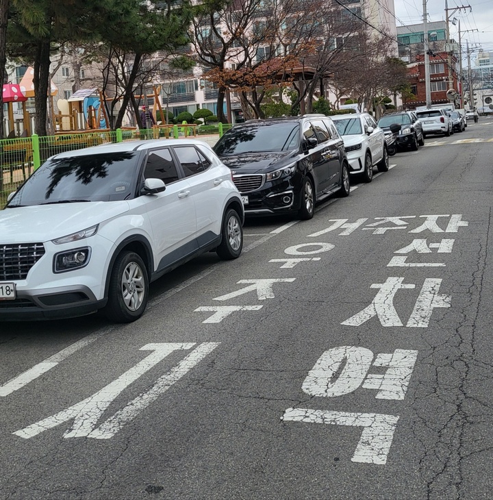 울산 동구의 주택가 골목 도로에 '거주자우선주차지역' 표시가 남아있다.