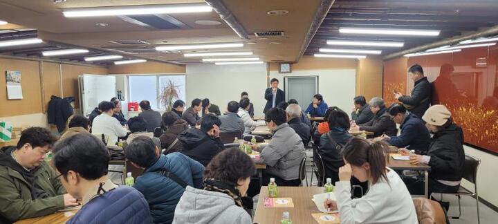 도시재생과 도시디자인 성공 사례인 마루노우치 및 메구로구에서 상인회장이 성공사례 강의를 하고 있다,