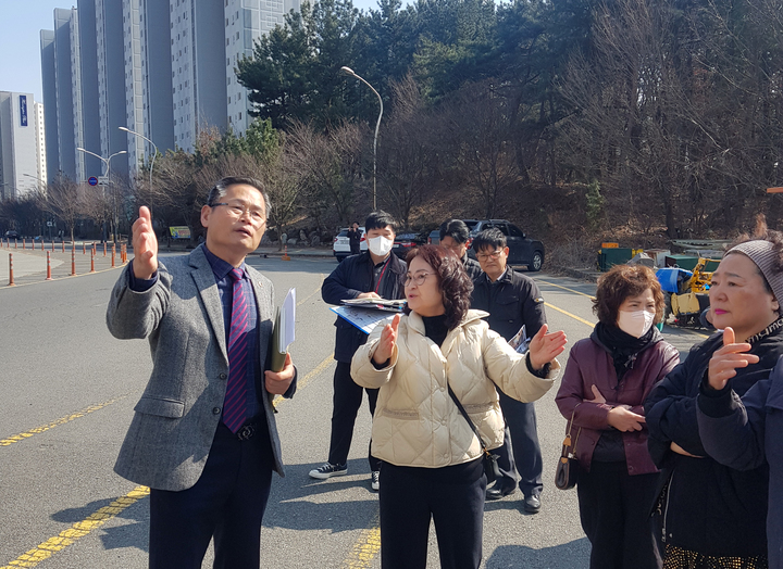 울산시의회 문석주 산업건설위원장이 8일 북구 신천엠코타운 아파트 주변 보행환경 민원현장을 방문해 주민 의견을 청취했다. 울산시의회 제공
