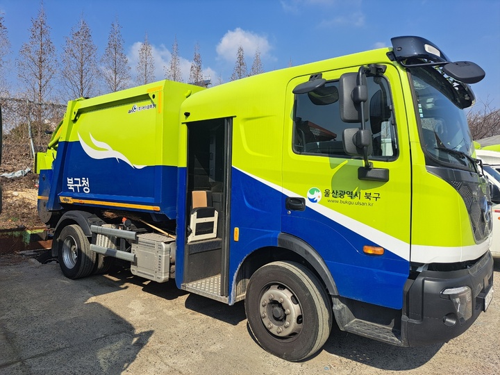 울산 북구가 운영 중인 한국형 청소차.
