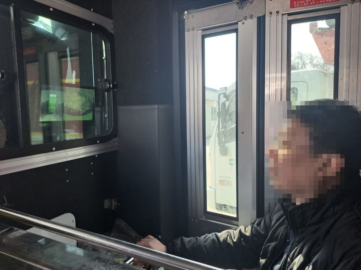 한국형 청소차에는 운전·조수석 뒷편에 좌석과 360도 영상장치, 냉·난방장치 등이 마련돼 있어 작업자들이 보다 안전하게 작업할 수 있다.