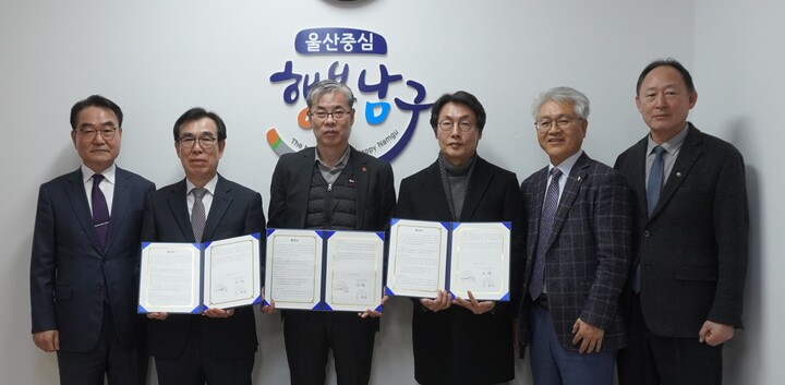 울산남구자원봉사센터는 11일 센터 이장실에서 고래문화재단, 남구도시관리공단과 지역사회의 자원봉사 문화 확산을 위한 업무협약을 체결했다.
