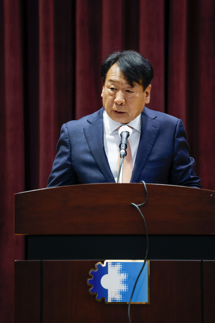 울산상공회의소는 12일 울산상공회의소 대회의실에서 '제21대 임원선출을 위한 임시의원총회'를 개최했다. 이날 회장으로 재선임된 이윤철 울산상공회의소 회장이 소감을 밝히고 있다. 이수화 기자