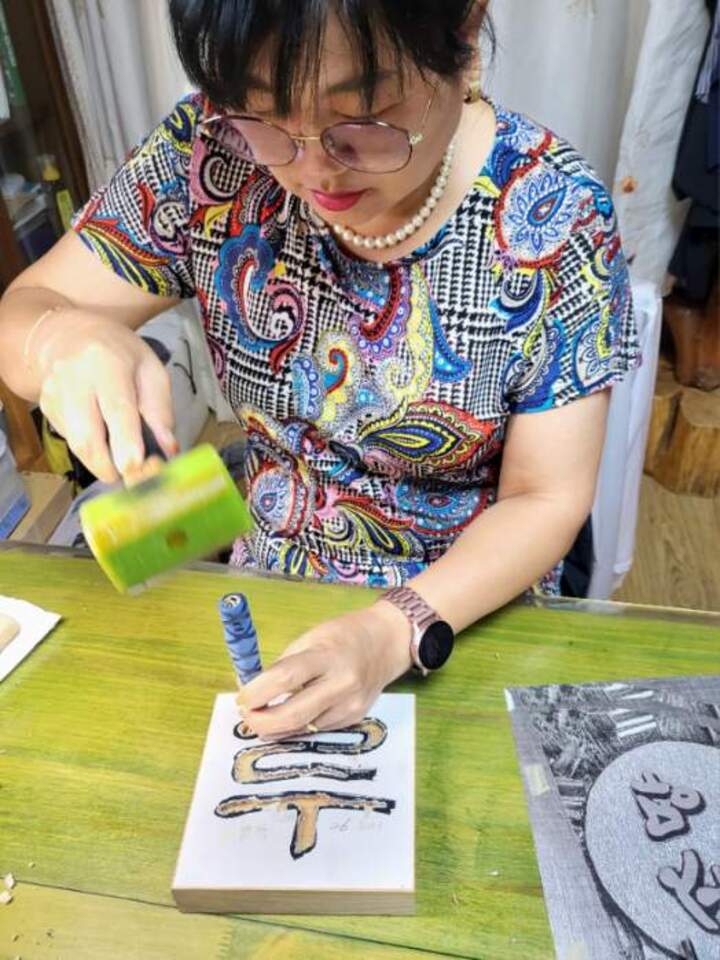 부인 변옥순 씨(59)는 3년 전 남편을 따라 서각에 뛰어들었지만, 더 출중한 실력을 드러내며 보다 왕성하게 창작활동을 펼치고 있다.
