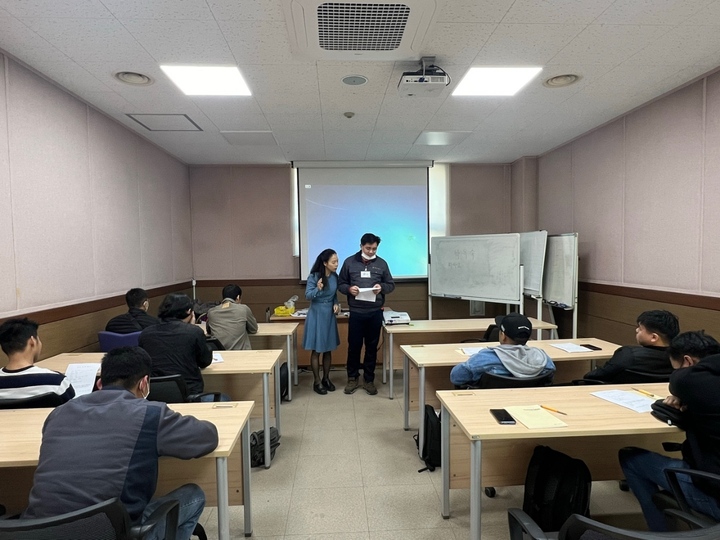 울산 울주군은 지난 16일 웅촌면 행정복지센터에서 지역 업체에 근무하는 캄보디아와 필리핀 출신의 외국인 주민 10명을 대상으로 '찾아가는 한국어교육'을 실시했다.
