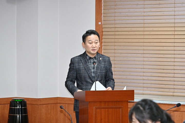김태욱 울산중구의회 의원이 19일 자신이 대표발의한 공공디자인 진흥 조례 개정안에 대해 설명하고 있다. 중구의회 제공
