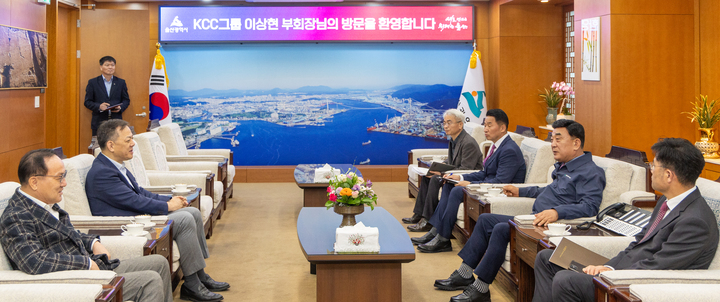 이상현 KCC오토그룹 부회장이 25일 울산시청을 방문해 김두겸 울산시장과 종하이노베이션센터 건립과 관련해 환담을 나누고 있다. 최지원 기자
