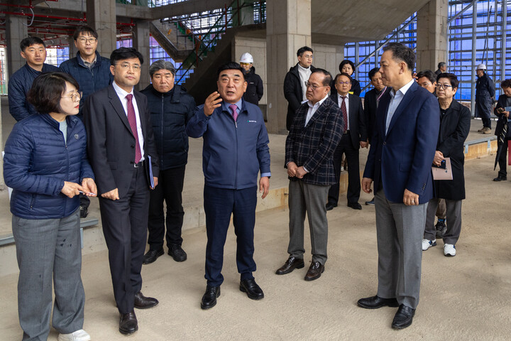 김두겸 울산시장이 25일 울산 남구 종하이노베이션센터 건립현장을 방문해 이상현 KCC오토그룹 부회장을 비롯한 관계자와 함께 건립공사 및 입주시설 추진상황 등을 점검하고 있다. 최지원 기자