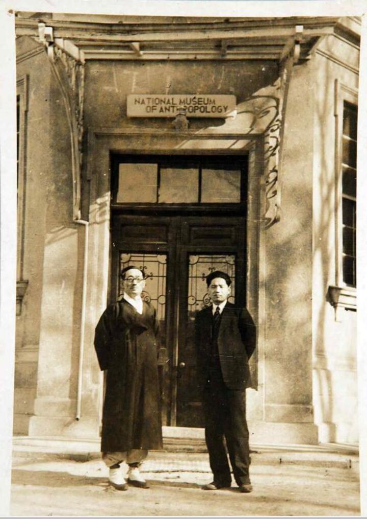 국립민족박물관과 송석하 관장(왼쪽) 1947년 사진 =국립민속박물관 소장

