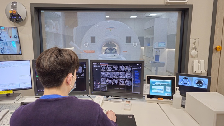 울산 동천동강병원 방사선 검사팀이 MRI실에서 검사를 하고 있는 모습.
