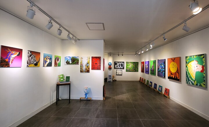 울산 남구 갤러리큐에서 진행되고 있는 발달장애 그림화가 조태성 작가의 전시 작품들. 
