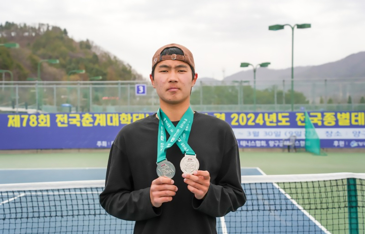 울산대학교 테니스부 이웅비. 
