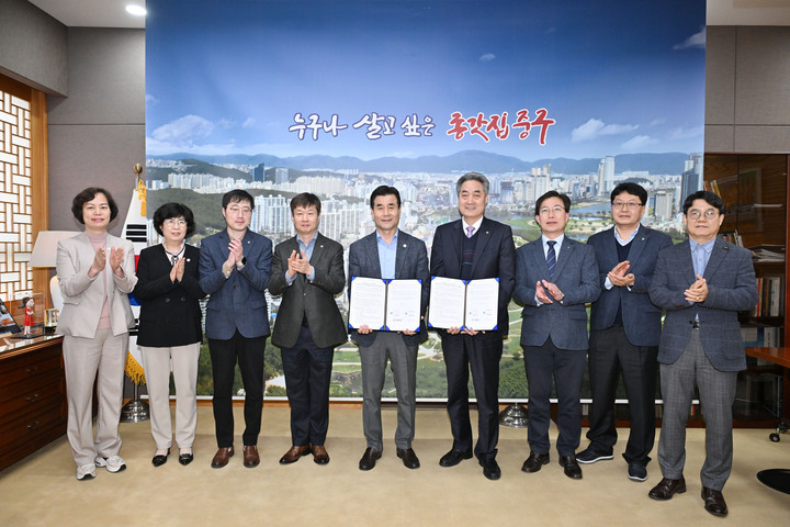 울산 중구와 주택관리공단은 3일 중구청 구청장실에서 종갓집 공공실버주택 운영·관리 위·수탁 협약을 체결했다.
