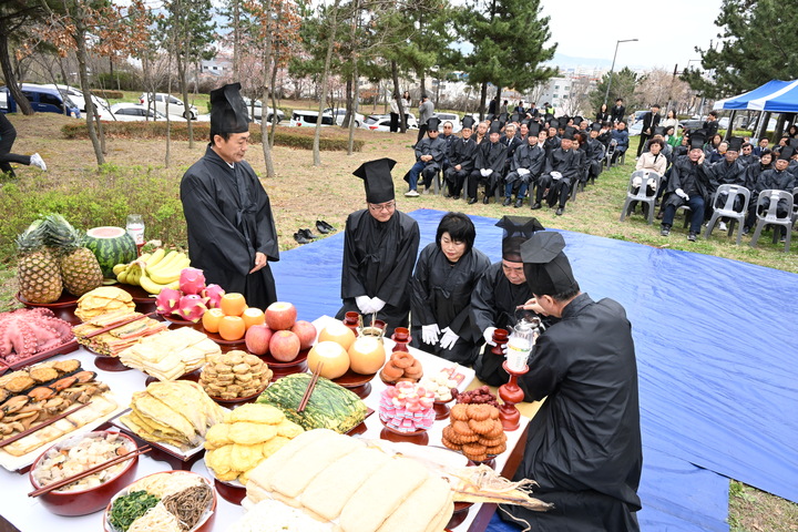 울산 중구가 독립운동가들의 얼을 기리고 나라사랑 정신을 계승하기 위해 4일부터 오는 6일까지 '제105주년 병영3·1만세운동 제24회 재현행사'를 개최했다. 행사 첫 날 황방산 사열사공원에서 김영길 중구청장, 강혜순 중구의회 의장, 김기환 울산시의회 의장 등 내빈이 위령제에 참석해 제향을 하고 있다.

