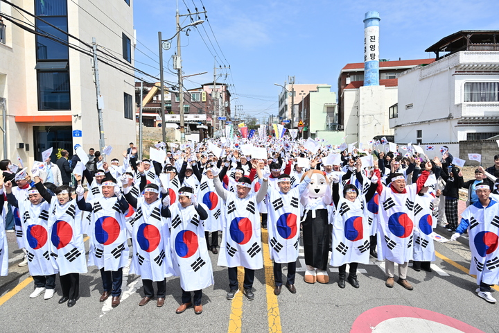 제105주년 울산병영3·1만세운동 제24회 재현행사 기념식 및 태극물결 재현행사가 지난 5일 병영성~병영오거리 일대에서 열렸다. 이날 김영길 중구청장과 강혜순 중구의회 의장, 김기환 울산시의회 의장, 이순희 울산보훈지청장, 독립운동가 유족, 지역 주민 등 800여명은 태극기를 들고 대한독립만세를 외치며 행진하며 나라사랑 정신을 되새겼다.
