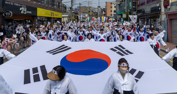 지난 5일 울산 중구 병영 일원에서 열린 '제105주년 울산병영 3·1만세운동 제24회 재현행사'에서 김영길 중구청장, 김기환 울산시의장, 강혜순 중구의장, 박성민 국회의원을 비롯한 참가자와 주민들이 대한독립만세를 외치며 거리행진을 하고 있다. 최지원 기자
