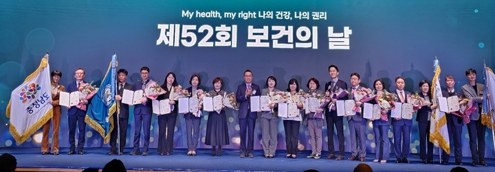  지난 5일 서울 대한상공회의소 국제회의장에서 열린 제52회 보건의 날 기념식에서 울산대학교병원이 국무총리 표창을 받았다. 
