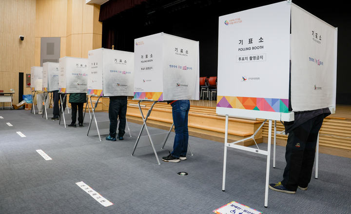 제22대 국회의원 선거 사전투표 첫날인 5일 울산 남구청 대강당에 마련된 사전투표소에 소중한 한 표를 행사하기 위해 나온 시민들의 발길이 이어지고 있다. 이수화 기자
