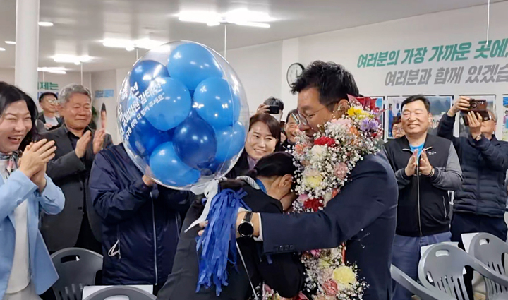 울산 동구에 당선된 김태선 후보 아내 조희정씨가 안도와 기쁨의 눈물을 보였다.
