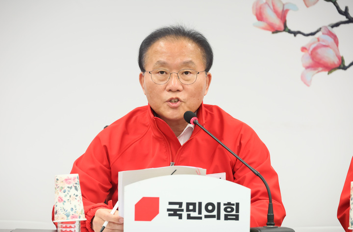 국민의힘 윤재옥 공동선거대책위원장이 10일 서울 여의도 중앙당사에서 열린 긴급 투표상황 점검회의에서 발언하고 있다. 연합뉴스
