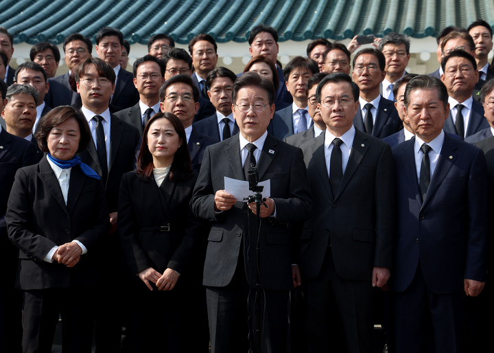 더불어민주당 이재명 대표와 더불어민주연합 윤영덕, 백승아 공동대표가 12일 오전 22대 총선 당선인들과 서울 동작구 국립서울현충원을 찾아 참배한 뒤 기자회견을 하고 있다.연합뉴스
