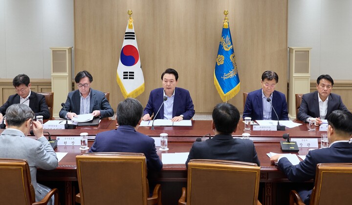 윤석열 대통령이 지난 14일 서울 용산 대통령실 청사에서 열린 '중동 사태에 따른 긴급 경제·안보 회의'에서 발언하고 있다. 연합뉴스
