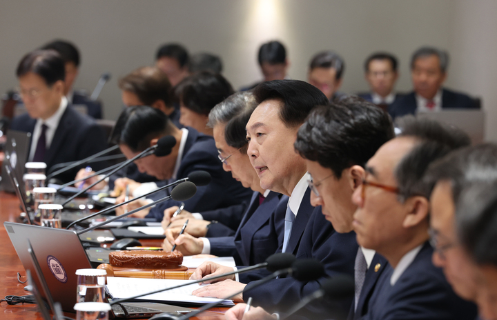 윤석열 대통령이 16일 서울 용산 대통령실 청사에서 열린 국무회의에서 발언하고 있다. 연합뉴스
