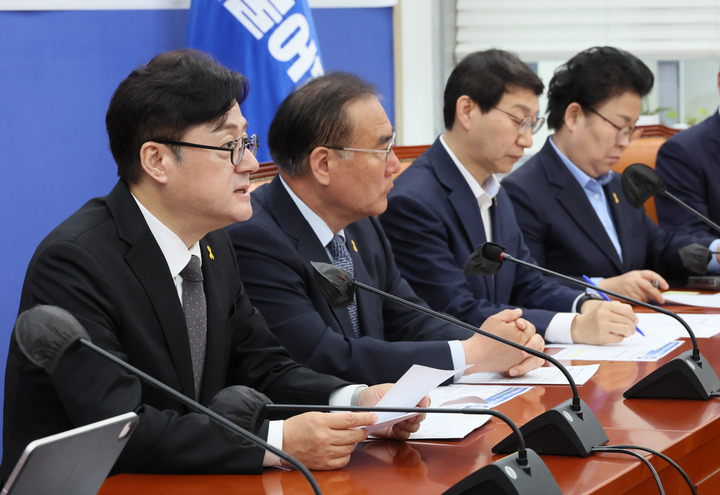 홍익표 원내대표가 16일 국회에서 열린 더불어민주당 원내대책회의에서 발언하고 있다. 연합뉴스
